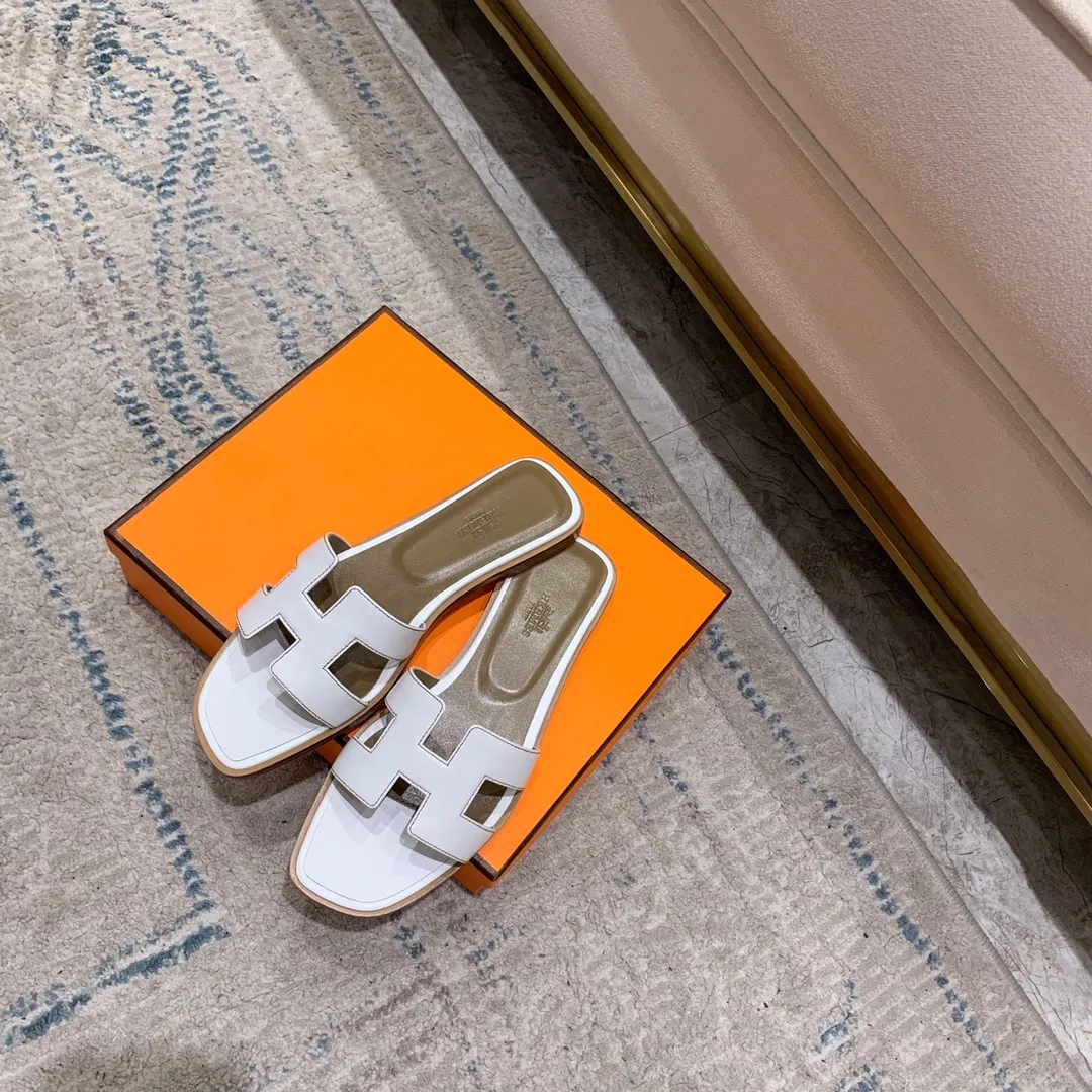 👟👟Ex-factory price 440👟👟 Hermes Hermes H slippers Oasis sandals series——————————Fashionable and versatile Super comfortable Every detail is made to the extreme Original swift calfskin Original 1:1 exclusive private mold upper/original leather outsole ▪️Packaging: Each pair of shoes comes with packaging ▪️SIZE: 35~42 (.40.41.42 customization is non-refundable and non-exchangeable)